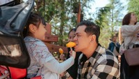 Surya juga turut membagikan potret manis keluarganya. Seperti momen berikut, Surya tampak makan mangga bersama putrinya. Foto: Instagram/@suryainsomnia