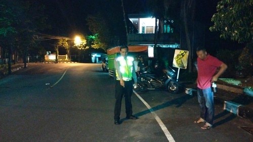 Personel Satlantas Polres Karangasem saat melakukan olah TKP di lokasi laka lantas di Jalan Raya Untung Surapati, Karangasem, Selasa (9/12/2025). (dok. Satlantas Polres Karangasem)