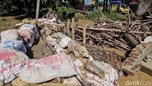 Tanggul Sungai Widodaren di Desa Ketitang Wetan, Pati, jebol diterjang banjir, Rabu (10/12/2025).