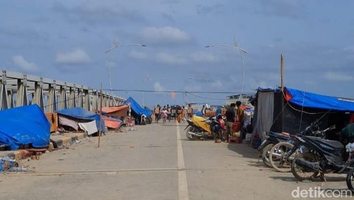 Korban Banjir Aceh Tamiang Banyak Ngungsi di Pinggiran Jalan Pakai Tenda