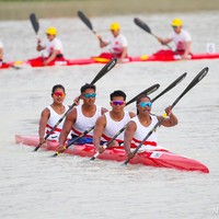 Sentuhan artistik Iabadiou Piko ikut menghiasi koleksi yang turut mencakup aksesori seperti topi dan tas ini. Sentuhan seniman asal Yogyakarta ini dapat ditemui dalam bentuk guratan kuas spontan merah-putih yang merepresentasikan sang Saka Merah Putih. (Foto: NOC Indonesia)