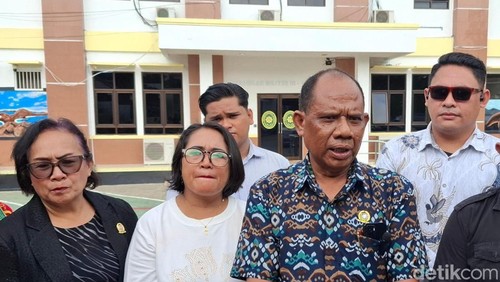 Tim pengacara Prada Lucky saat memberikan keterangan pers di di Pengadilan Militer III-15 Kupang, Nusa Tenggara Timur (NTT), Rabu (10/12/2025).