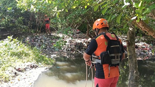 Tim SAR mencari lansia hilang di kawasan hutan mangrove Tahura Ngurah Rai, Denpasar. (Dok. Basarnas Bali)