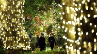 Salah satu tempat paling populer yang menarik banyak orang setiap malam adalah Iluminasi Keyakizaka, di mana jalan diterangi oleh sekitar 930.000 lampu LED di pohon-pohon yang mengarah ke landmark terkenal Menara Tokyo. Dekorasi Natal biasanya menerangi Tokyo dari akhir November hingga akhir Desember atau awal Januari. Foto: REUTERS/Issei Kato