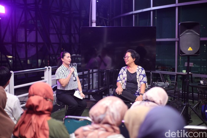 Trinity Ngobrol Tips Menulis Perjalanan di Kantor detikcom pada Selasa (9/12/12) malam.