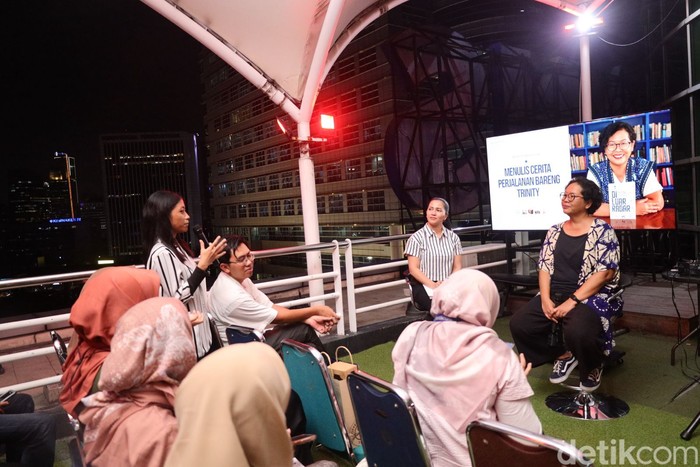 Trinity Ngobrol Tips Menulis Perjalanan di Kantor detikcom pada Selasa (9/12/12) malam.