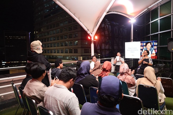 Trinity Ngobrol Tips Menulis Perjalanan di Kantor detikcom pada Selasa (9/12/12) malam.