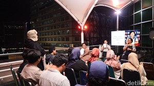 Cerita pun berlanjut ke hal lainnya, sampai ia meriset bagaimana kalau mondok di sebuah pesantren dan melihat arti dari keberagaman. Foto: Najm Dhiaulhaq/ detikFoto