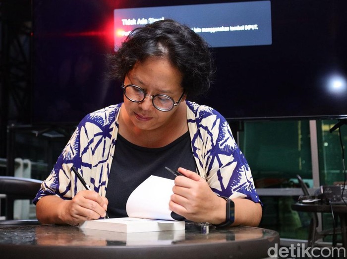 Trinity Ngobrol Tips Menulis Perjalanan di Kantor detikcom pada Selasa (9/12/12).