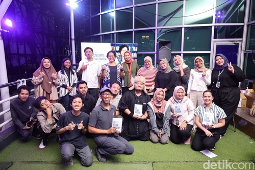 Trinity Ngobrol Tips Menulis Perjalanan di Kantor detikcom pada Selasa (9/12/12).