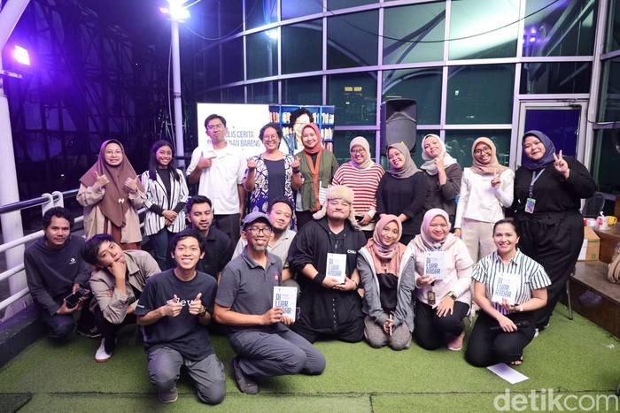 Trinity Ngobrol Tips Menulis Perjalanan di Kantor detikcom pada Selasa (9/12/12).