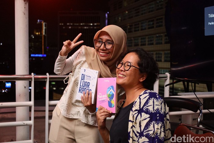 Trinity Ngobrol Tips Menulis Perjalanan di Kantor detikcom pada Selasa (9/12/12).