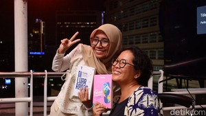 Di akhir sesi detikcom bookclub, Trinity juga menerima sesi tanda tangan dan foto-foto bareng anak detik. Foto: Najm Dhiaulhaq/ detikFoto