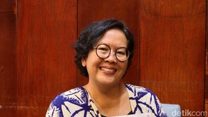 Trinity awalnya ngobrol soal buku Di Luar Radar yang merangkum 22 kisah nyata, tentang ibu-ibu nongkrong di area kuburan TPU Tanah Kusir Jakarta Selatan sampai ke Hutan Amazon. Foto: Dhia/ detikcom