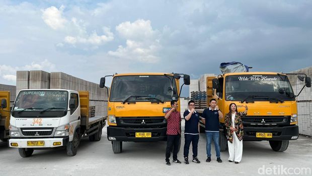 Truk Fuso di Lamongan. Truk Fuso di Lamongan.