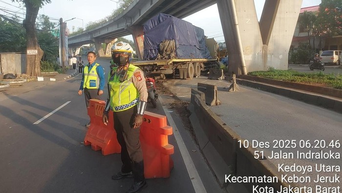 Truk Muatan Kaca Tabrak Separator Busway di Jl Daan Mogot, Lalin Sempat Macet