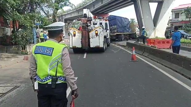 Truk Muatan Kaca Tabrak Separator Busway di Jl Daan Mogot Truk Muatan Kaca Tabrak Separator Busway di Jl Daan Mogot