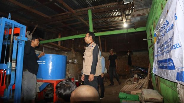 USN Kolaka dan UHO Kendari Tim Dosen USN Kolaka dan UHO Kendari saat memberikan pelatihan pengelolaan limbah nikel kepada warga Desa Tambea.