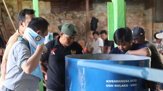 USN Kolaka dan UHO Kendari Tim Dosen USN Kolaka dan UHO Kendari saat memberikan pelatihan pengelolaan limbah nikel kepada warga Desa Tambea.
