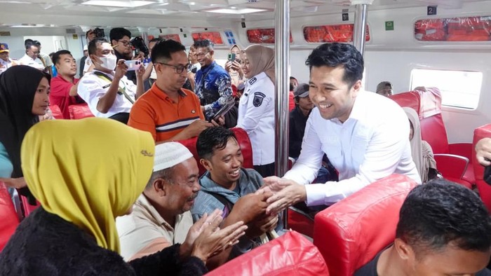 Emil Dardak Sampaikan Salam Khofifah ke Penumpang Trans Laut Jatim