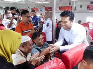 Emil Dardak Sampaikan Salam Khofifah ke Penumpang Trans Laut Jatim