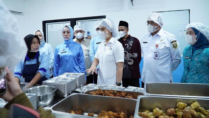 Wamendukbangga Tinjau Program Makan Bergizi Gratis di Palembang