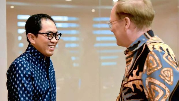 Wakil Menteri Perindustrian Indonesia, Faisol Reza saat melakukan pertemuan dengan Direktur Regional Ford RMA Indonesia, Roelof Lamberts (Instagram/faisolriza.id)