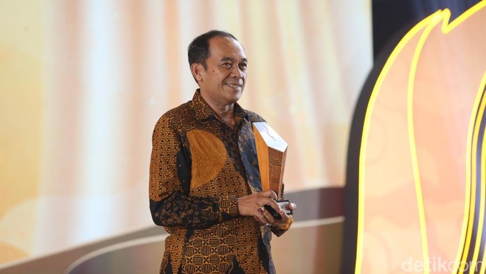 Bawa Cimahi Melaju, Wali Kota Ngatiyana Raih detikJabar Awards 2025