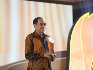 Bawa Cimahi Melaju, Wali Kota Ngatiyana Raih detikJabar Awards 2025