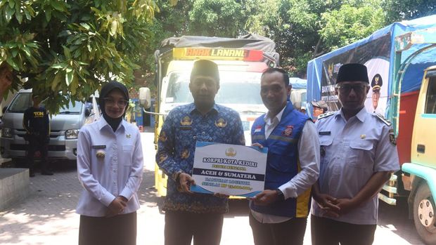 Wali Kota Kediri Vinanda Prameswati memberangkatkan bantuan logistik untuk korban bencana Aceh dan Sumatera. Wali Kota Kediri Vinanda Prameswati memberangkatkan bantuan logistik untuk korban bencana Aceh dan Sumatera.