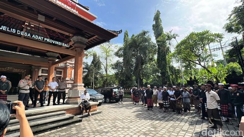 70 warga desa adat, mendatangi Kantor Majelis Desa Adat (MDA) Provinsi Bali, Rabu (10/12/2025).