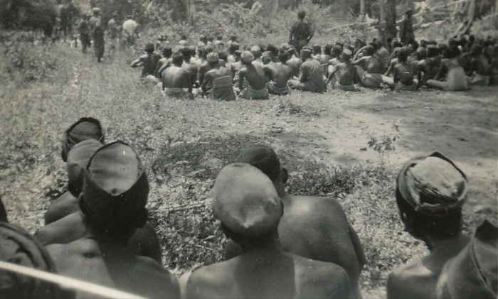 Pasukan Westerling mengumpulkan pria-pria dari kampung Barru sebelum eksekusi. Seorang pria yang tewas diikat di tandu di dekat pohon di sebelah kanan tengah, yang ditembak setelah mencoba melarikan diri saat pengumpulan.