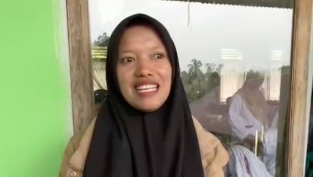 Wilda Ariani (37) mengajak dua anaknya mengikuti trauma healing di SDN 09 Gumarang Wilda Ariani (37) mengajak dua anaknya mengikuti trauma healing di SDN 09 Gumarang. Galodo membuat kedua anaknya trauma ketika hujan turun.