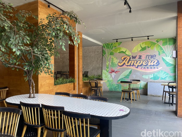 Di Resto Tema Retro Disko Ini Ada Mie Goyang Rp 12 Ribuan Saja!