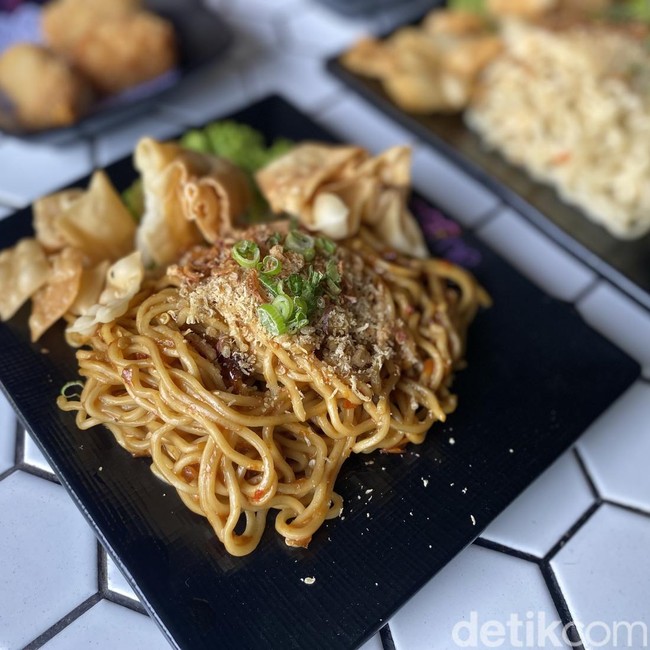 Di Resto Tema Retro Disko Ini Ada Mie Goyang Rp 12 Ribuan Saja!