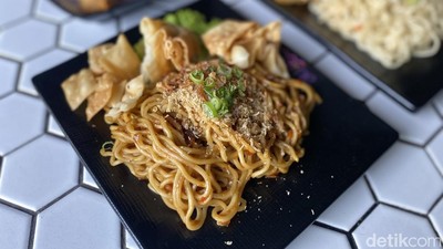 Di Resto Tema Retro Disko Ini Ada Mie Goyang Rp 12 Ribuan Saja!