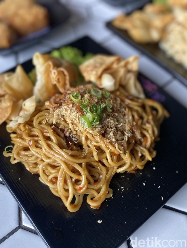 Di Resto Tema Retro Disko Ini Ada Mie Goyang Rp 12 Ribuan Saja!