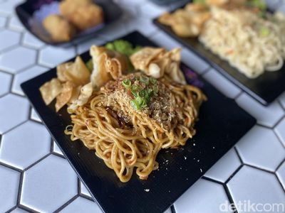 Di Resto Tema Retro Disko Ini Ada Mie Goyang Rp 12 Ribuan Saja!