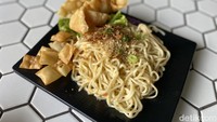Lalu ada juga menu Mie Disko. Bedanya, mie ini tidak pakai kecap. Jadi rasa pedasnya lebih nendang harganya juga Rp 12.000.  Foto: detikFood