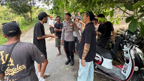 WNA Rusia berdamai dengan warga lokal usai cekcok akibat kena ranting pohon, Selasa (9/12/2025).