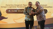 Perjuangankan Pendidikan Berkeadilan, Zaini Shofari Diganjar detikJabar Awards 2025