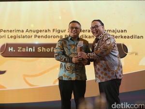 Perjuangkan Pendidikan Berkeadilan, Zaini Shofari Diganjar detikJabar Awards 2025