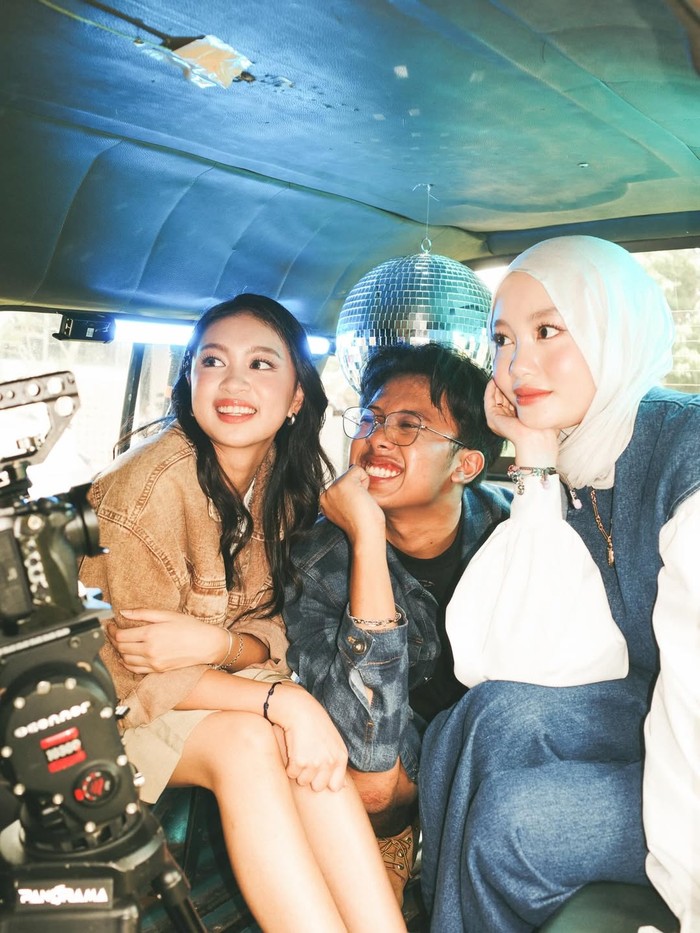 Fenomena musik hip-dut semakin populer di 2025. Zara Leola, Mikky, dan Zia kolaborasi menyanyikan ulang lagu klasik Apanya Dong.
