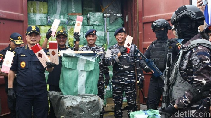 Kasus dua kontainer rokok ilegal dari Kamboja masih ditangani Penyidik Pegawai Negeri Sipil (PPNS) Kantor Wilayah (Kanwil) Bea Cukai Kalimantan Bagian Barat (Kalbagbar). Pangkoarmada RI Laksdya TNI Dr. Denih Hendrata menjelaskan kronologis pengungkapan kasus tersebut.