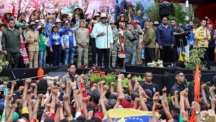 10 December 2025, Venezuela, Caracas: Venezuelan President Nicolas Maduro (M) speaks during a rally to mark the anniversary of the Battle of Santa Ines, which took place during the Venezuelan Federal War in the 19th century. Photo: Jesus Vargas/dpa (Photo by Jesus Vargas/picture alliance via Getty Images)