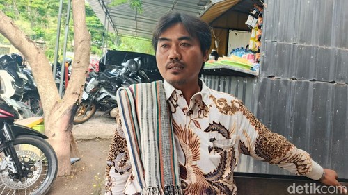 Abi Ahman, Kepala Dusun Kuta Dua, Desa Kuta, Kecamatan Pujut, saat ditemui di Polsek Kawasan Mandalika.