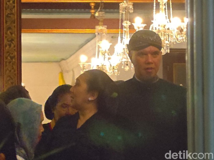 Ahmad Dhani nampak hadi dalam 40 hari surud dalem PB XIII di Keraton Solo, Kamis (11/12) malam.