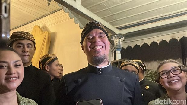 Ahmad Dhani Ahmad Dhani ditemui usai mengikuti acara 40hari surud dalem Paku Buwono XIII di Keraton Solo, Kamis (11/12/2025)