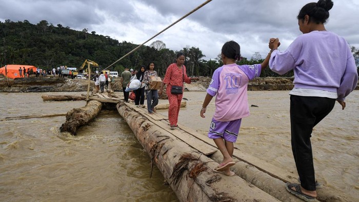 Foto udara kondisi sekitar jembatan darurat di Desa Aek Garoga, Kecamatan Batang Toru, Kabupaten Tapanuli Selatan, Sumatera Utara, Kamis (11/12/2025). Warga masih melintasi jembatan darurat dari batang kayu akibat jalan dan jembatan penghubung antara Kabupaten Tapanuli Selatan menuju Tapanuli Tengah-Sibolga serta Medan putus diterjang banjir bandang pada Selasa (29/11). ANTARA FOTO/Muhammad Adimaja/rwa.