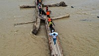 Warga tetap menggunakan jembatan kayu demi memenuhi kebutuhan harian dan mobilitas mendesak. ANTARA FOTO/Muhammad Adimaja